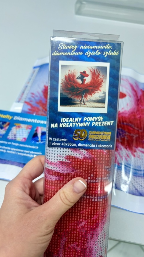 Haft Diamentowy Mozaika Diamond Painting Malowanie Diamentami Kobieta w Kapeluszu Czerwona Sukienka