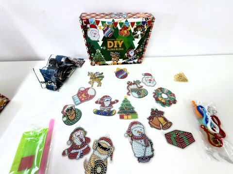 Zestaw 15 breloków do kluczy z diamentowym malowaniem DIY - zestaw kreatywny 5D Diamond Painting Mozaika Haft Diamentowy